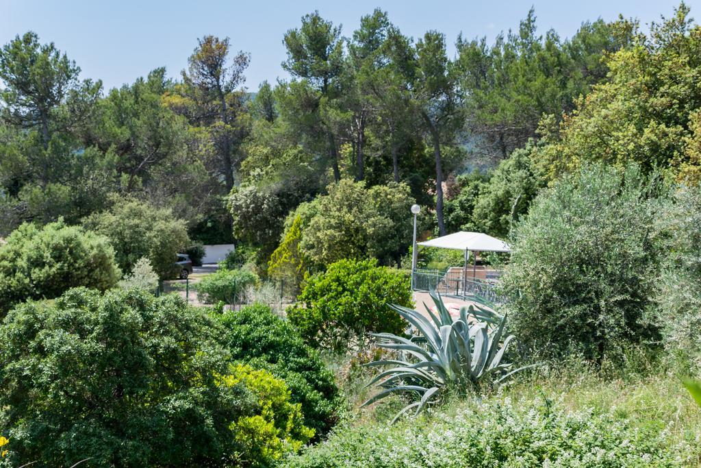 Les Arbousiers Village Hotel Provencal La Roquebrussanne المظهر الخارجي الصورة